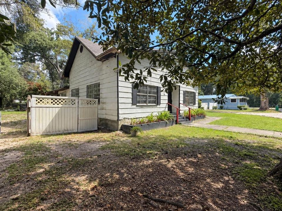 For Sale: $100,000 (2 beds, 1 baths, 1428 Square Feet)