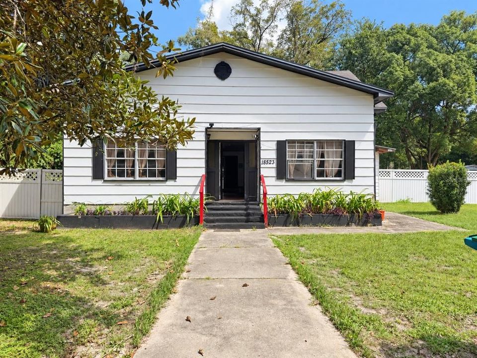 For Sale: $100,000 (2 beds, 1 baths, 1428 Square Feet)