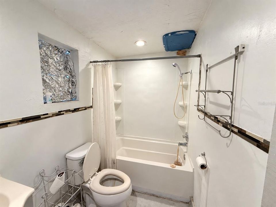 For Sale: $100,000 (2 beds, 1 baths, 1428 Square Feet)
