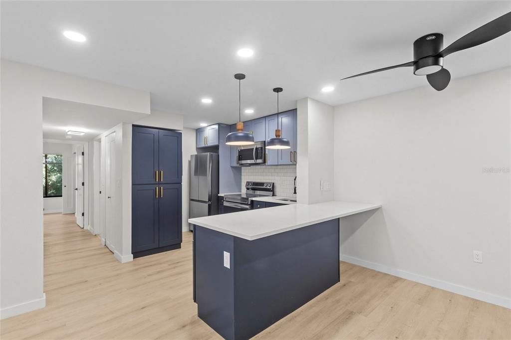 For Sale: $185,000 (2 beds, 2 baths, 979 Square Feet)