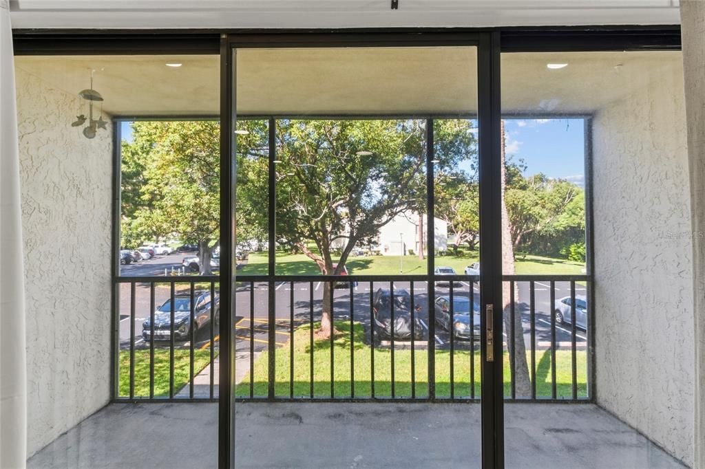 For Sale: $185,000 (2 beds, 2 baths, 979 Square Feet)