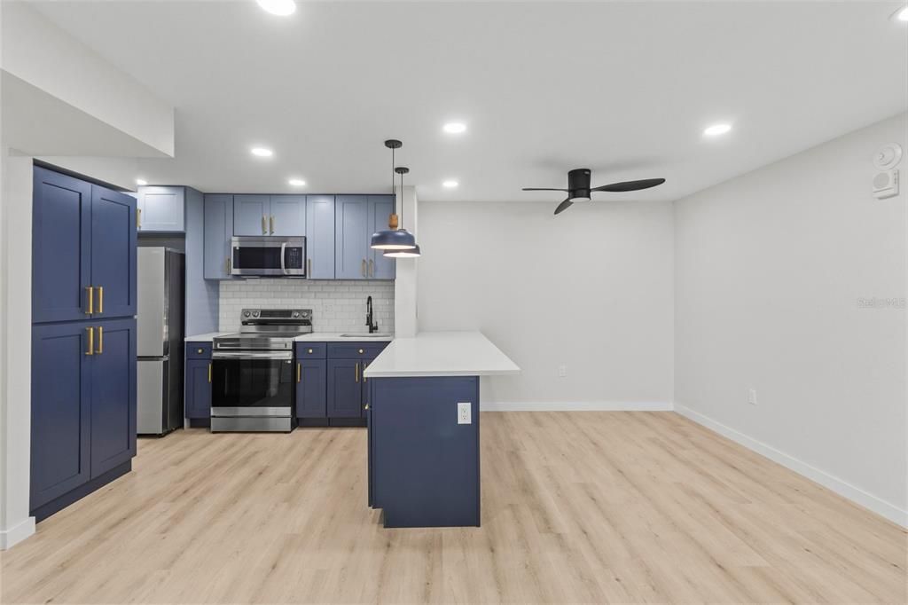For Sale: $185,000 (2 beds, 2 baths, 979 Square Feet)