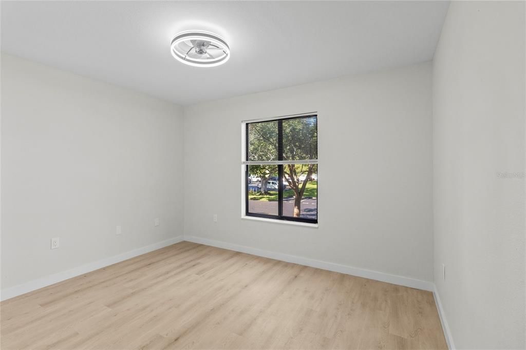 For Sale: $185,000 (2 beds, 2 baths, 979 Square Feet)