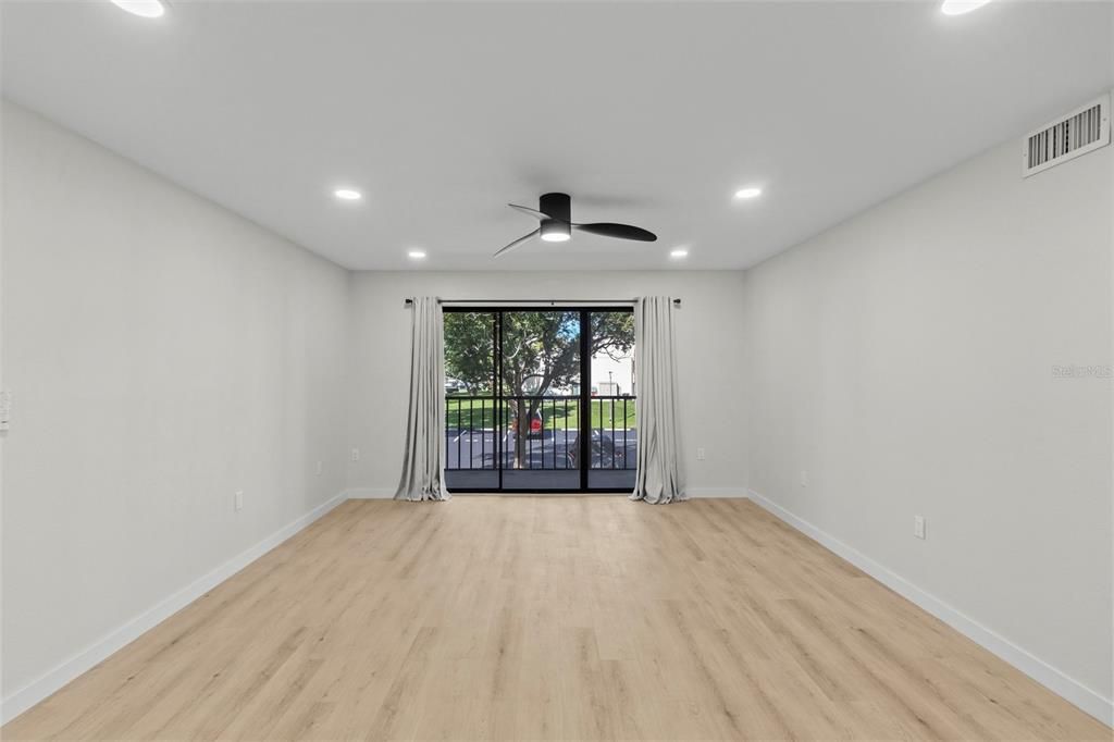 For Sale: $185,000 (2 beds, 2 baths, 979 Square Feet)