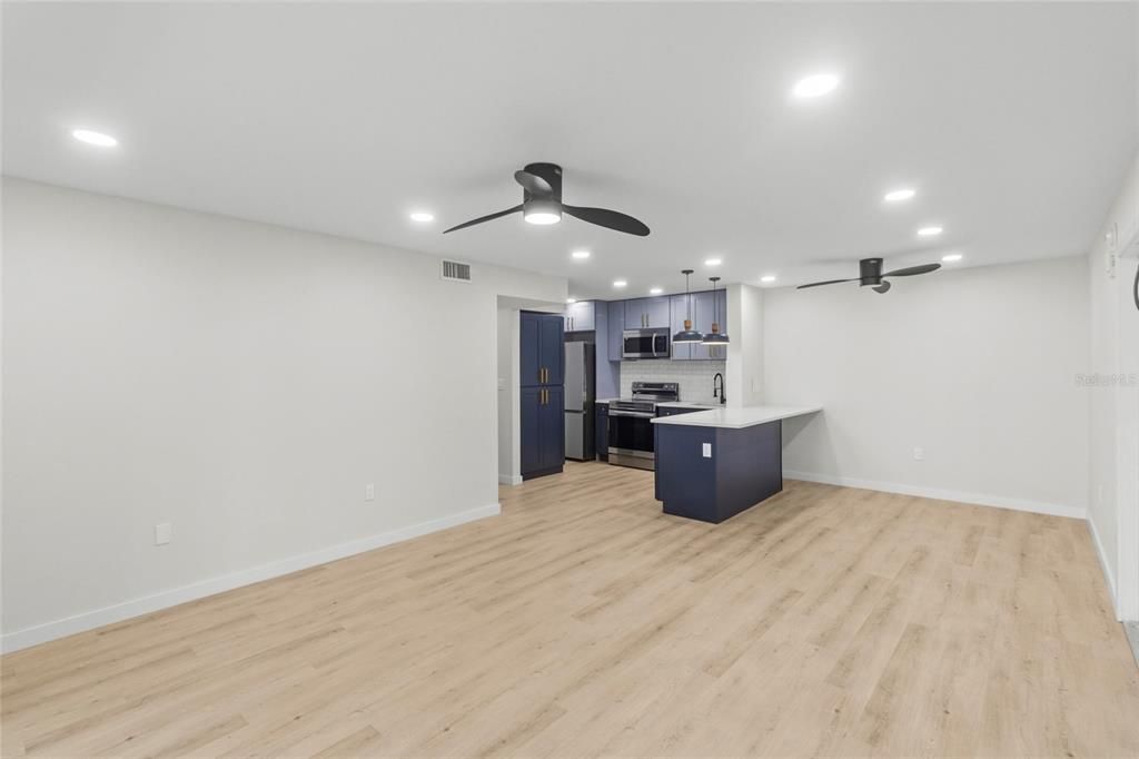 For Sale: $185,000 (2 beds, 2 baths, 979 Square Feet)