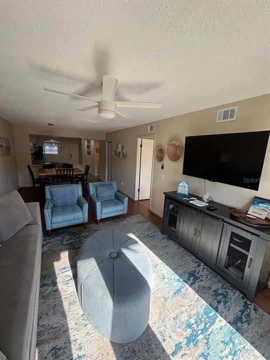 В аренду: $4,500 (2 спален, 2 ванн, 1070 Квадратных фут)