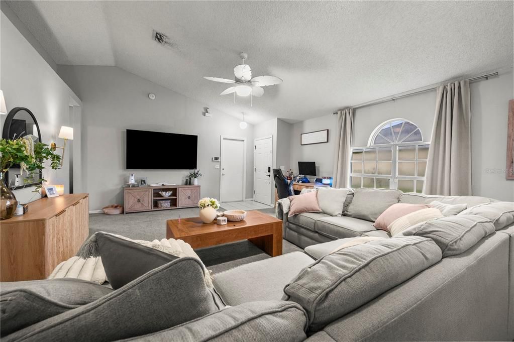 For Sale: $299,900 (3 beds, 2 baths, 1292 Square Feet)