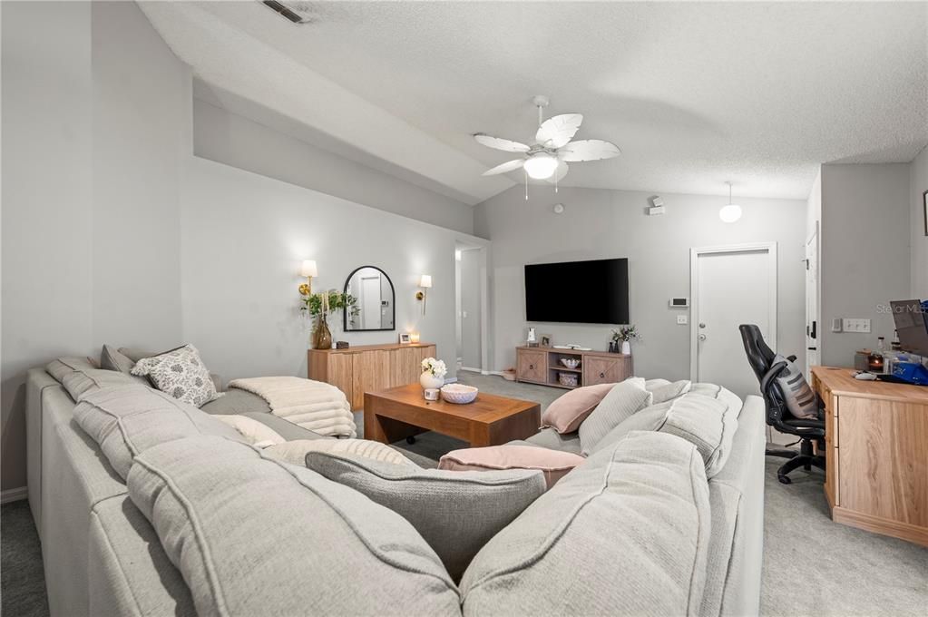 For Sale: $299,900 (3 beds, 2 baths, 1292 Square Feet)