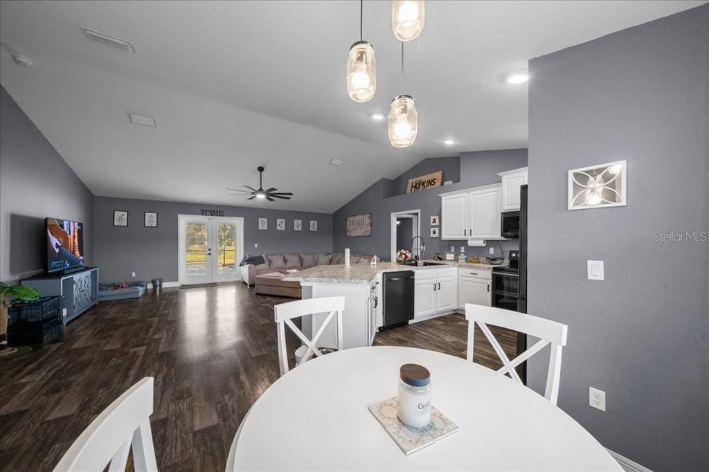 En Venta: $370,000 (3 camas, 2 baños, 1545 Pies cuadrados)