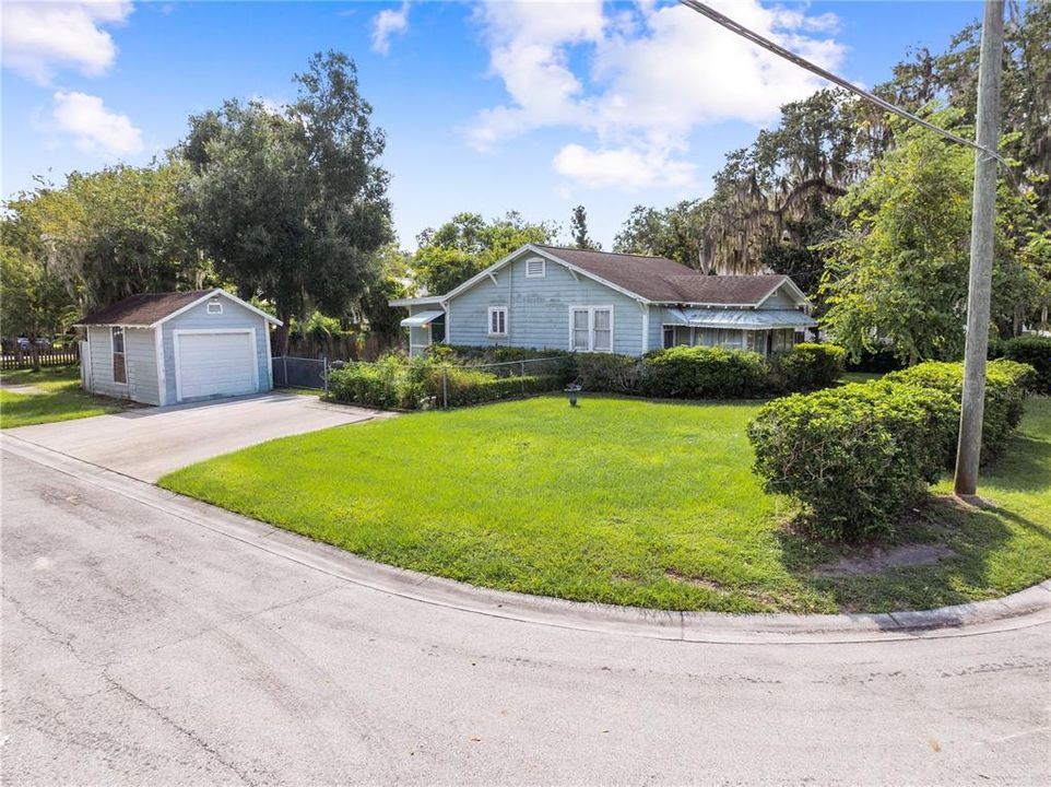For Sale: $250,000 (2 beds, 1 baths, 1048 Square Feet)