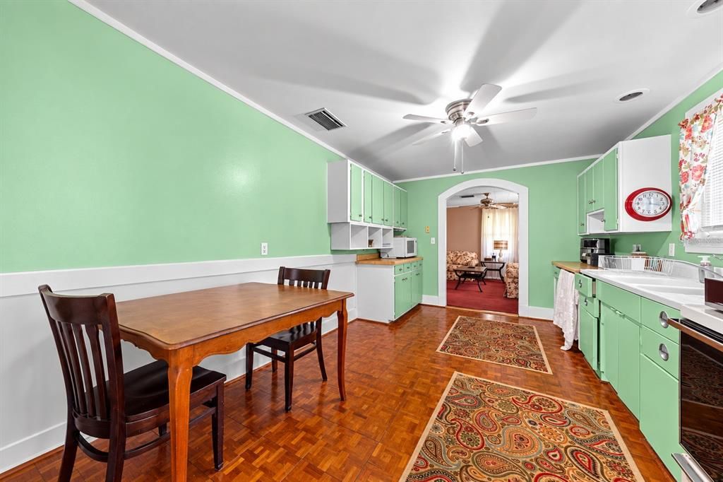 For Sale: $250,000 (2 beds, 1 baths, 1048 Square Feet)