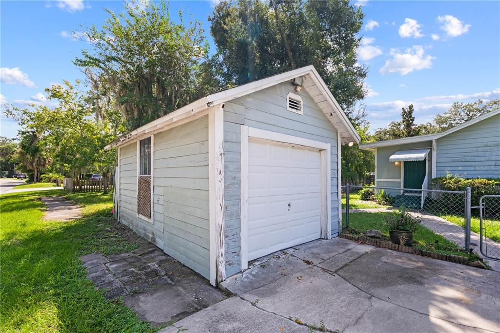 For Sale: $250,000 (2 beds, 1 baths, 1048 Square Feet)