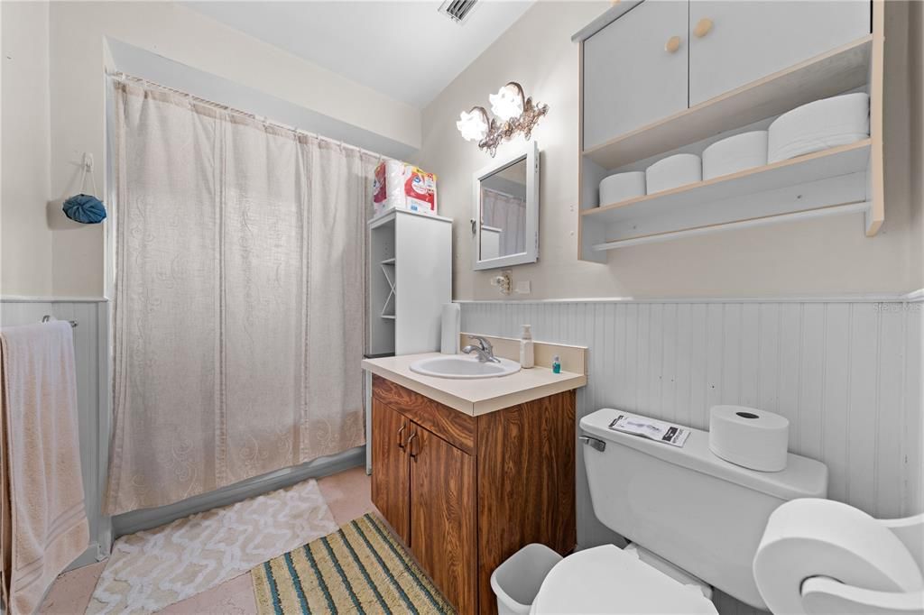 For Sale: $250,000 (2 beds, 1 baths, 1048 Square Feet)