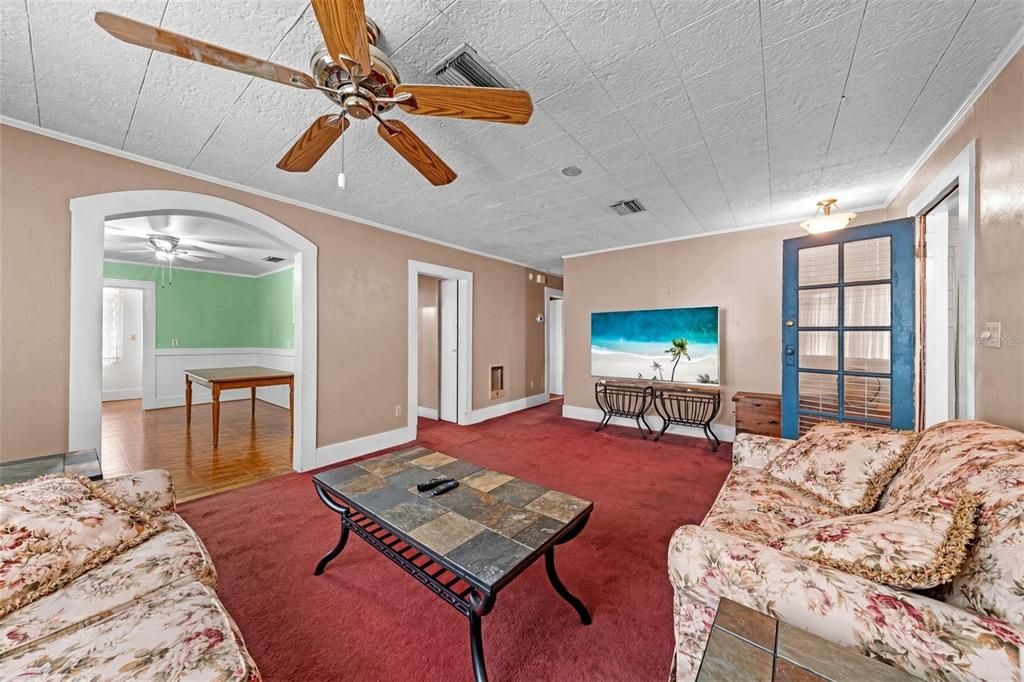 For Sale: $250,000 (2 beds, 1 baths, 1048 Square Feet)