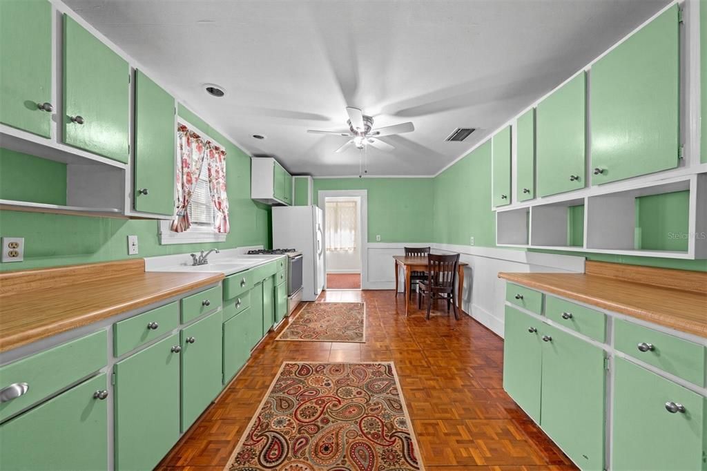 For Sale: $250,000 (2 beds, 1 baths, 1048 Square Feet)