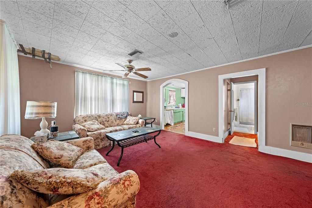 For Sale: $250,000 (2 beds, 1 baths, 1048 Square Feet)