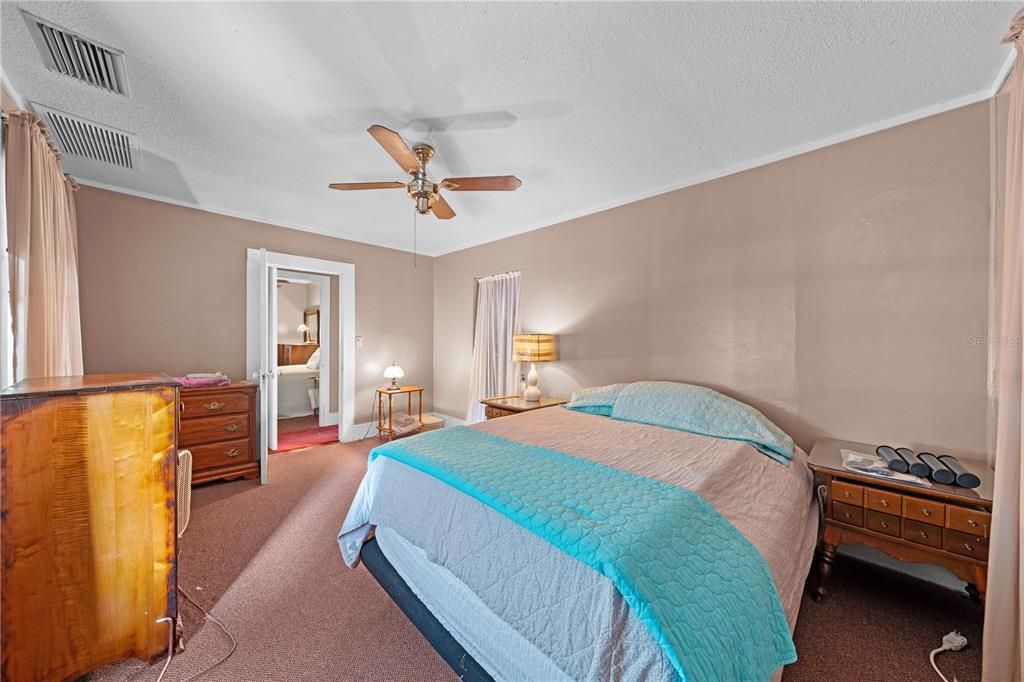 For Sale: $250,000 (2 beds, 1 baths, 1048 Square Feet)
