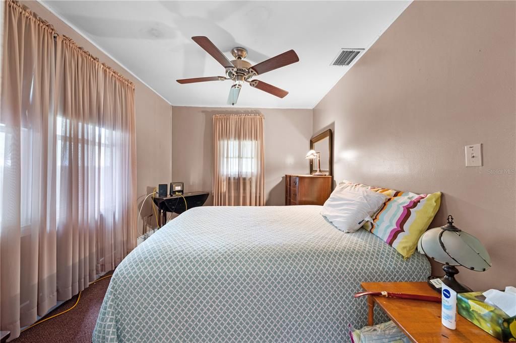 For Sale: $250,000 (2 beds, 1 baths, 1048 Square Feet)