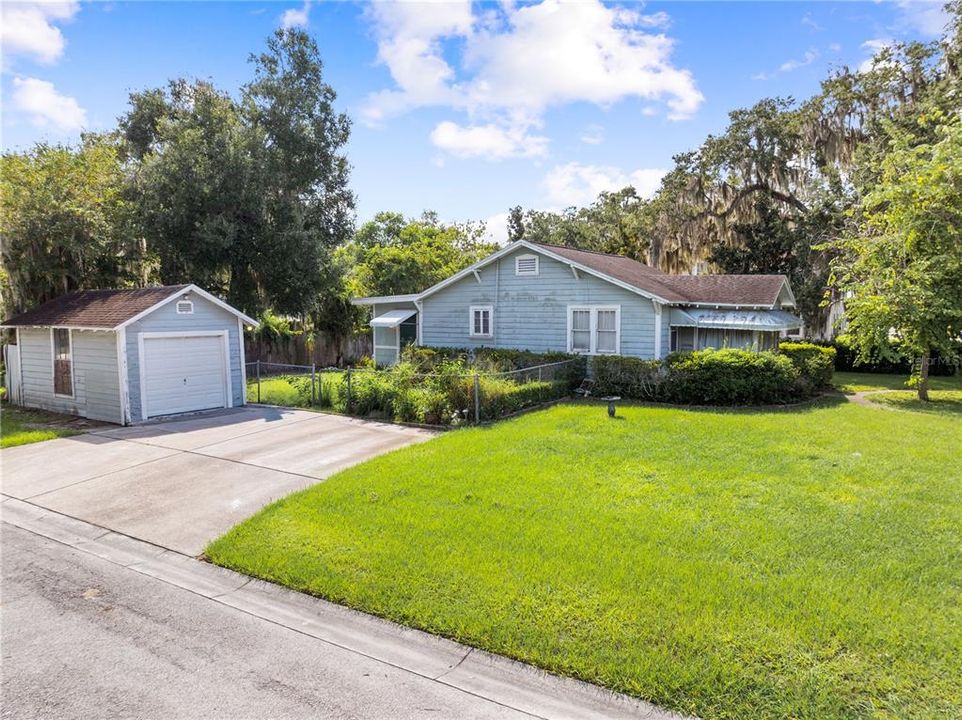For Sale: $250,000 (2 beds, 1 baths, 1048 Square Feet)