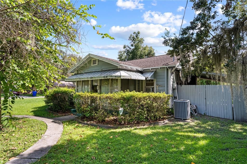 For Sale: $250,000 (2 beds, 1 baths, 1048 Square Feet)