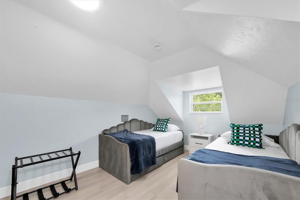 For Sale: $500,000 (4 beds, 2 baths, 1579 Square Feet)