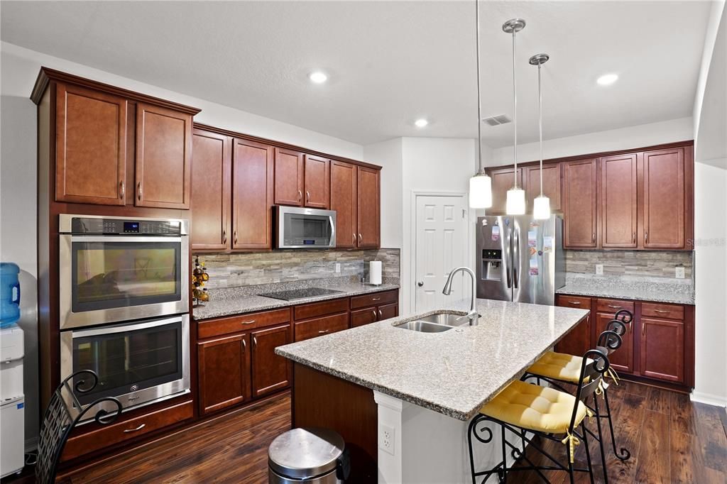 En Venta: $595,000 (6 camas, 4 baños, 3189 Pies cuadrados)