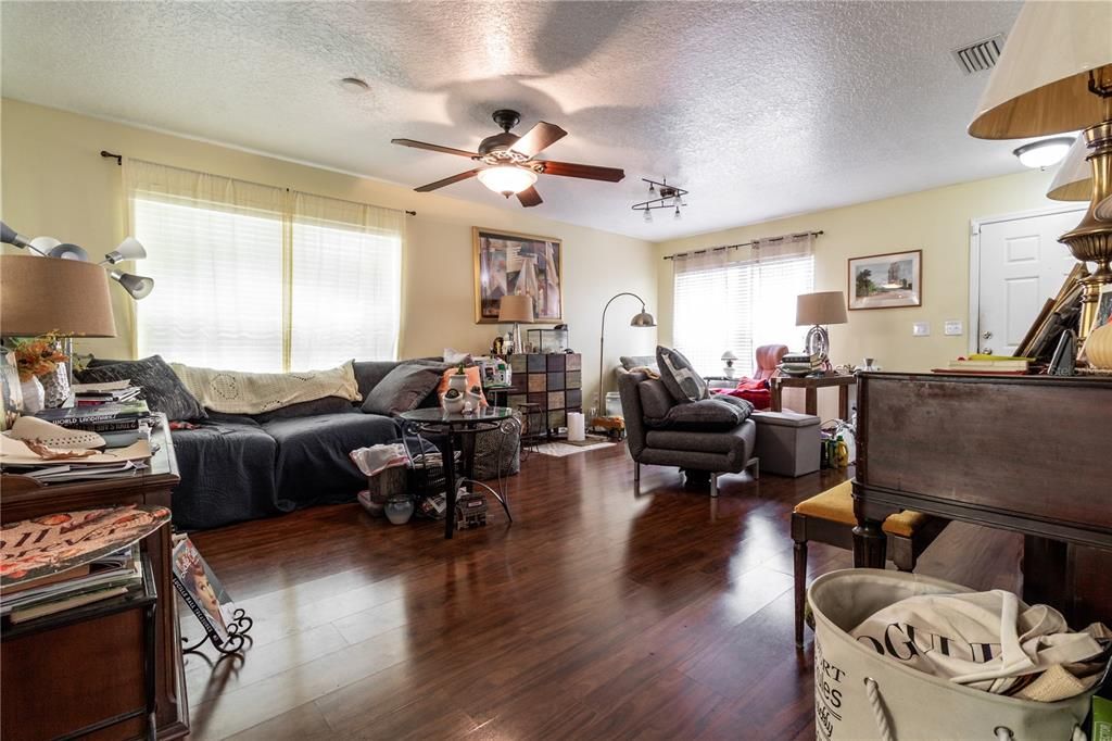 For Sale: $375,000 (3 beds, 2 baths, 1958 Square Feet)