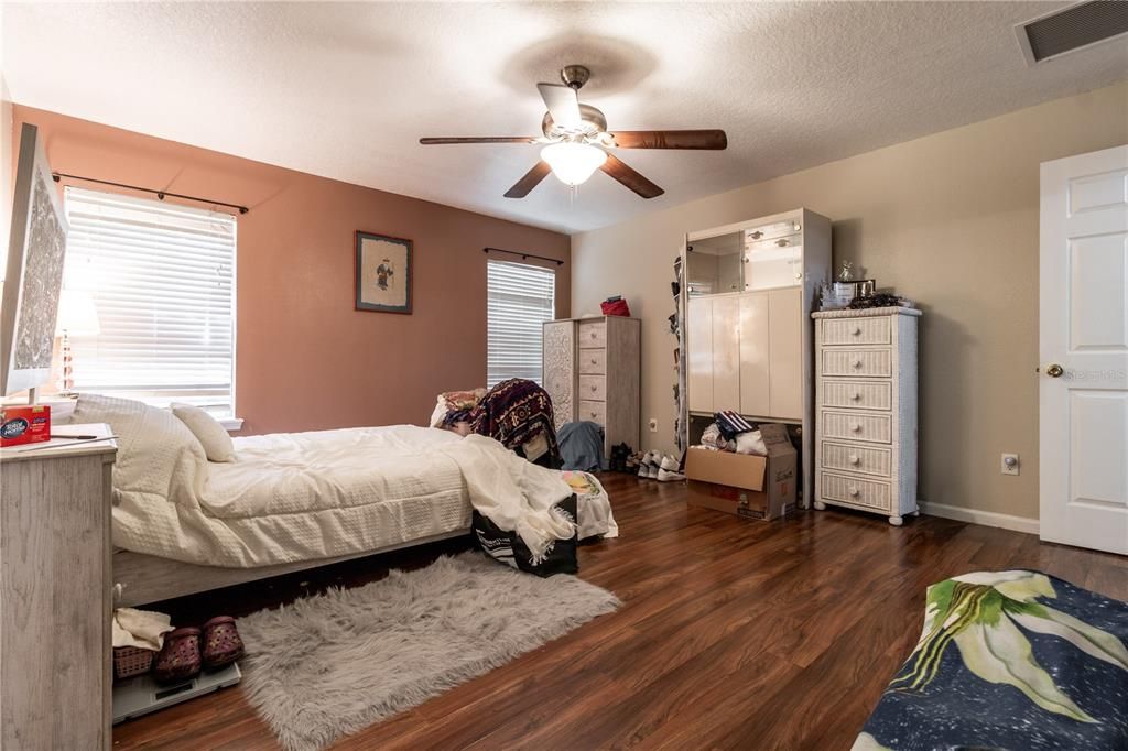For Sale: $375,000 (3 beds, 2 baths, 1958 Square Feet)