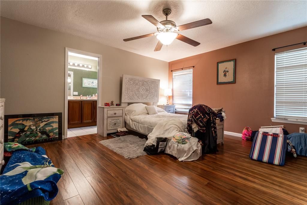For Sale: $375,000 (3 beds, 2 baths, 1958 Square Feet)