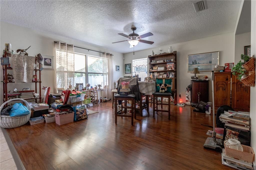 For Sale: $375,000 (3 beds, 2 baths, 1958 Square Feet)