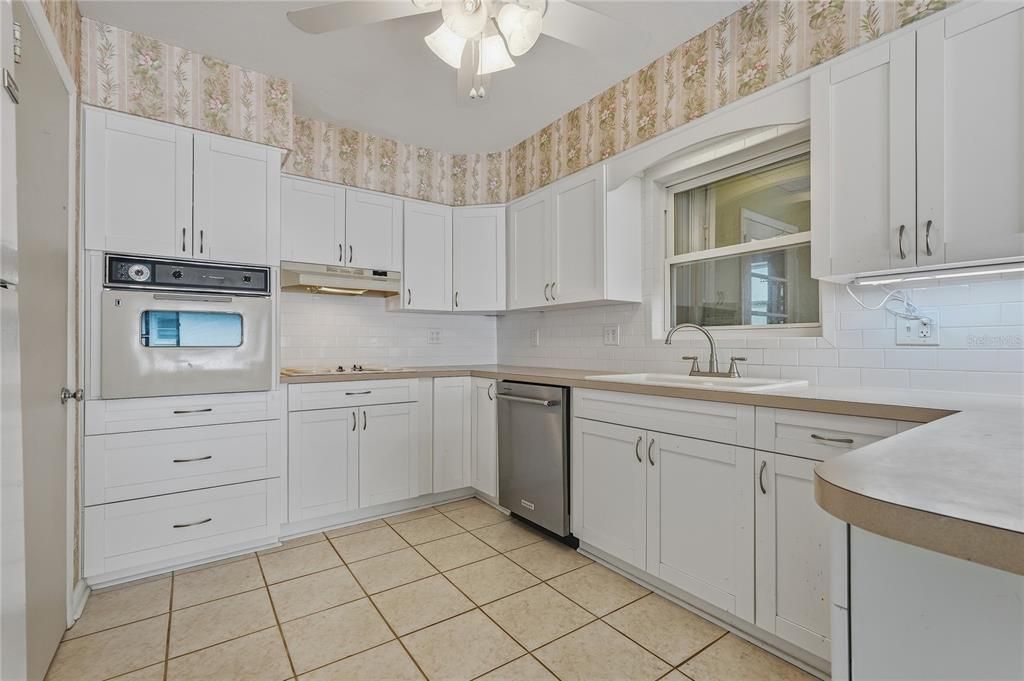 For Sale: $420,000 (2 beds, 2 baths, 1335 Square Feet)
