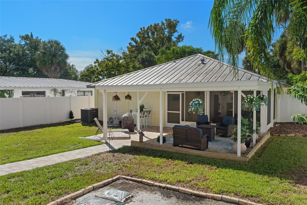 For Sale: $425,000 (2 beds, 2 baths, 1361 Square Feet)
