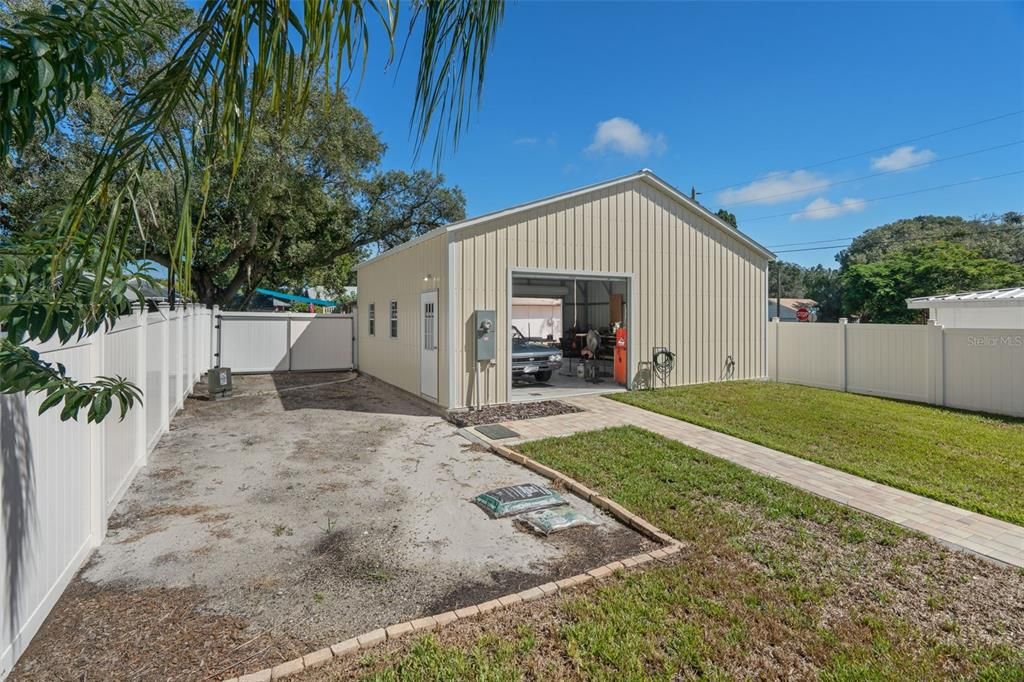For Sale: $425,000 (2 beds, 2 baths, 1361 Square Feet)