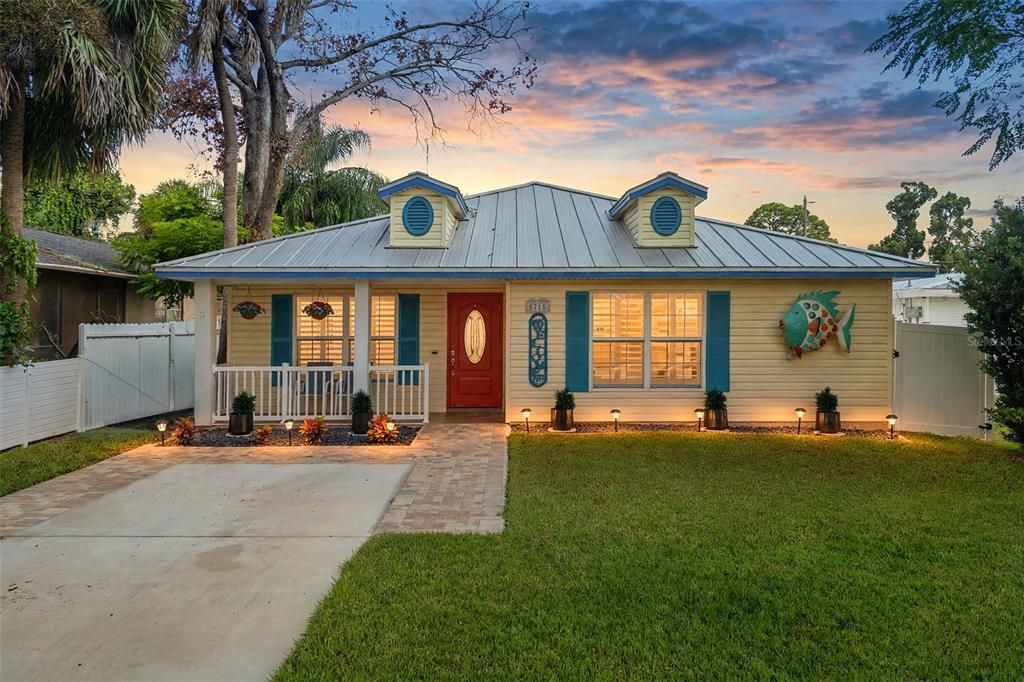 For Sale: $425,000 (2 beds, 2 baths, 1361 Square Feet)
