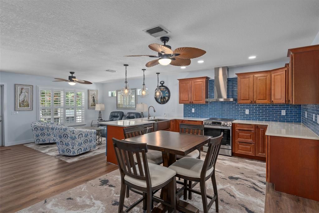 For Sale: $425,000 (2 beds, 2 baths, 1361 Square Feet)