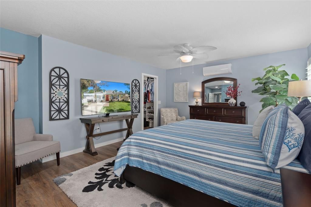 For Sale: $425,000 (2 beds, 2 baths, 1361 Square Feet)