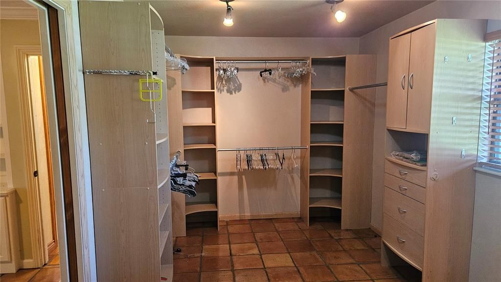 For Rent: $1,750 (2 beds, 2 baths, 1830 Square Feet)