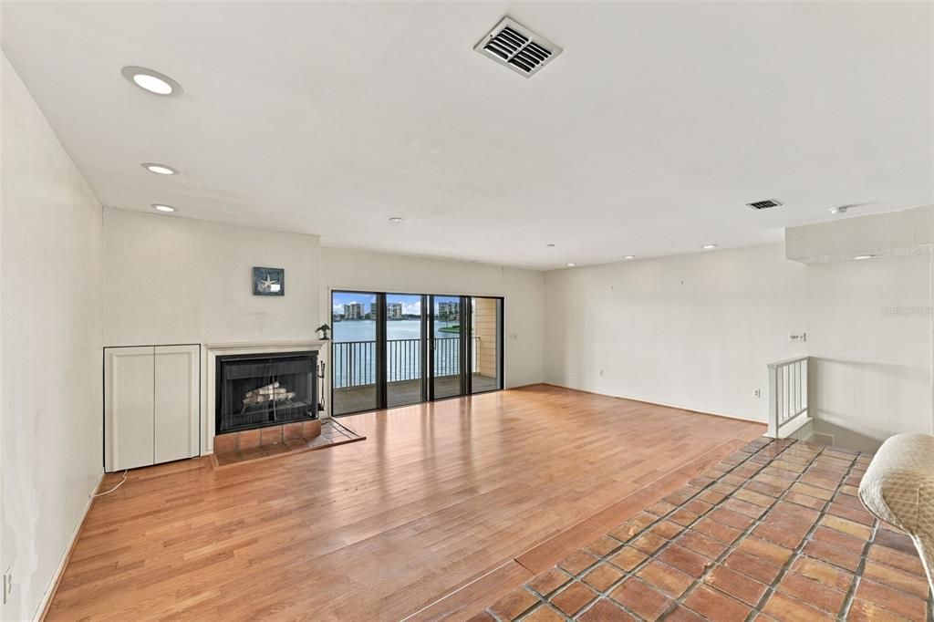 For Sale: $603,000 (2 beds, 2 baths, 2025 Square Feet)