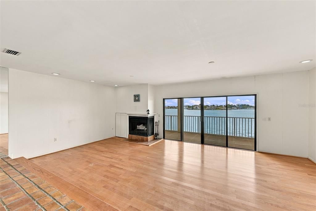 For Sale: $603,000 (2 beds, 2 baths, 2025 Square Feet)