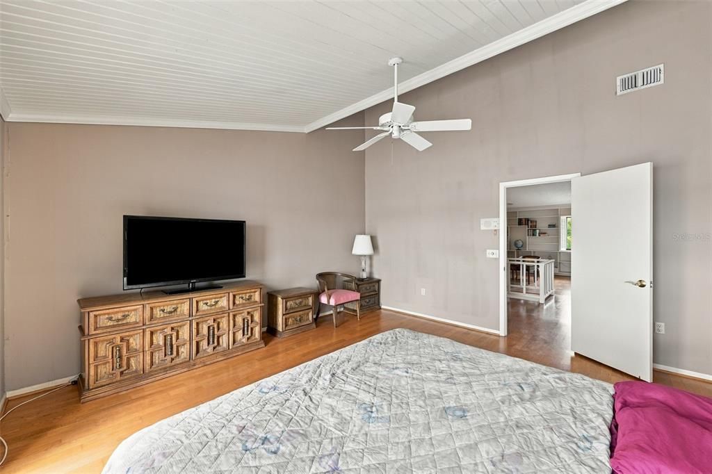 For Sale: $603,000 (2 beds, 2 baths, 2025 Square Feet)
