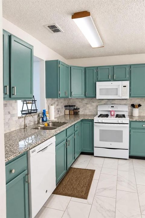 For Sale: $255,000 (3 beds, 2 baths, 1221 Square Feet)