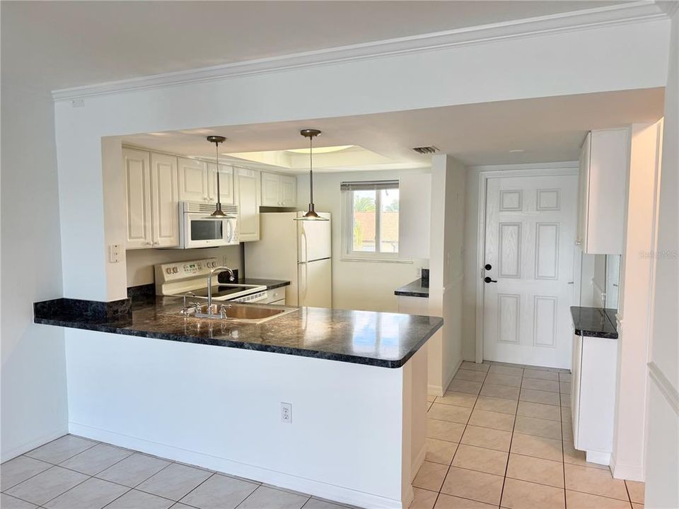 For Sale: $129,900 (2 beds, 2 baths, 886 Square Feet)