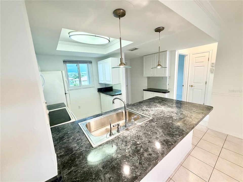 For Sale: $129,900 (2 beds, 2 baths, 886 Square Feet)