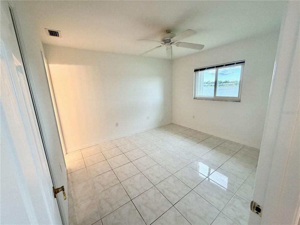For Sale: $129,900 (2 beds, 2 baths, 886 Square Feet)