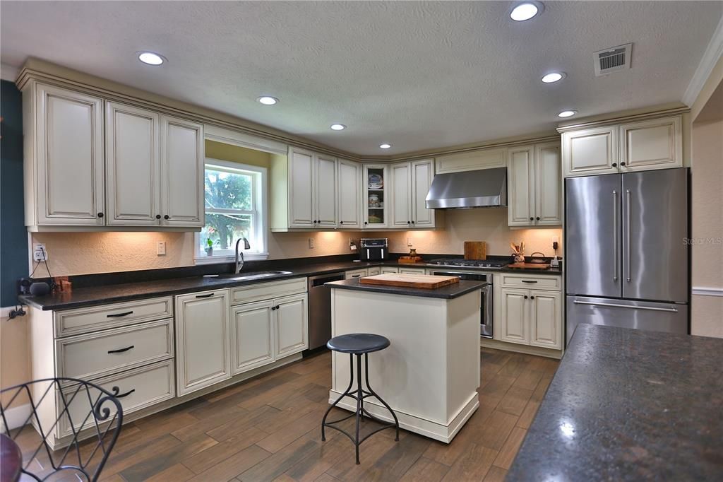 For Sale: $1,950,000 (3 beds, 2 baths, 2859 Square Feet)