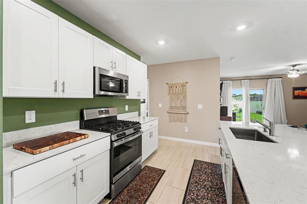 For Sale: $450,000 (6 beds, 3 baths, 2580 Square Feet)
