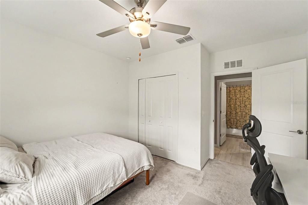For Sale: $450,000 (6 beds, 3 baths, 2580 Square Feet)