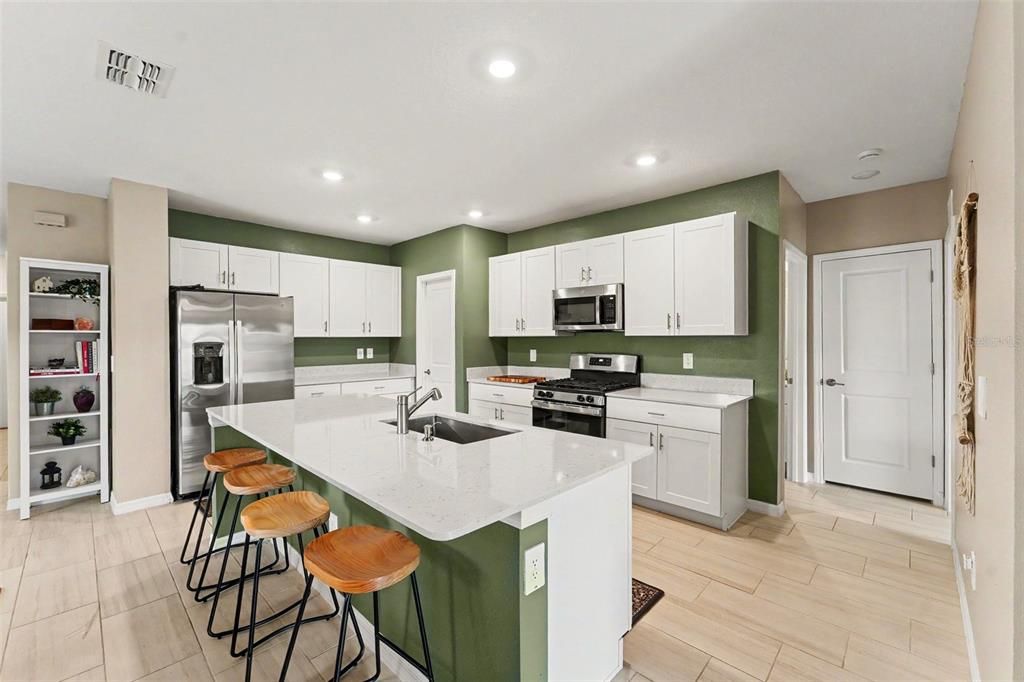 For Sale: $450,000 (6 beds, 3 baths, 2580 Square Feet)