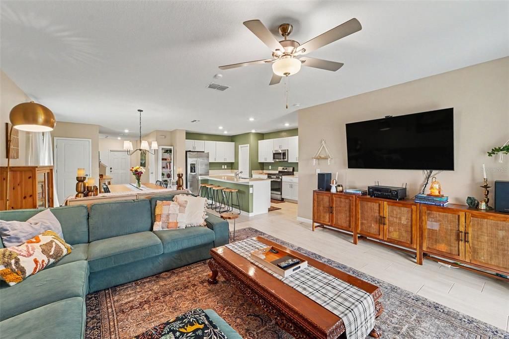 For Sale: $450,000 (6 beds, 3 baths, 2580 Square Feet)