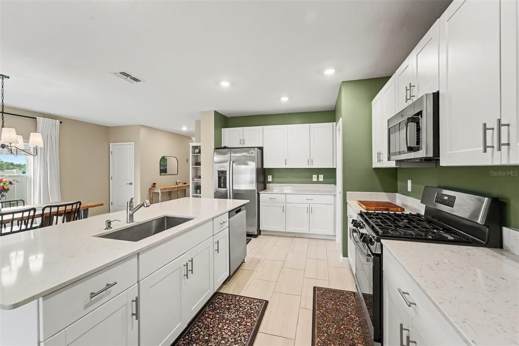 For Sale: $450,000 (6 beds, 3 baths, 2580 Square Feet)